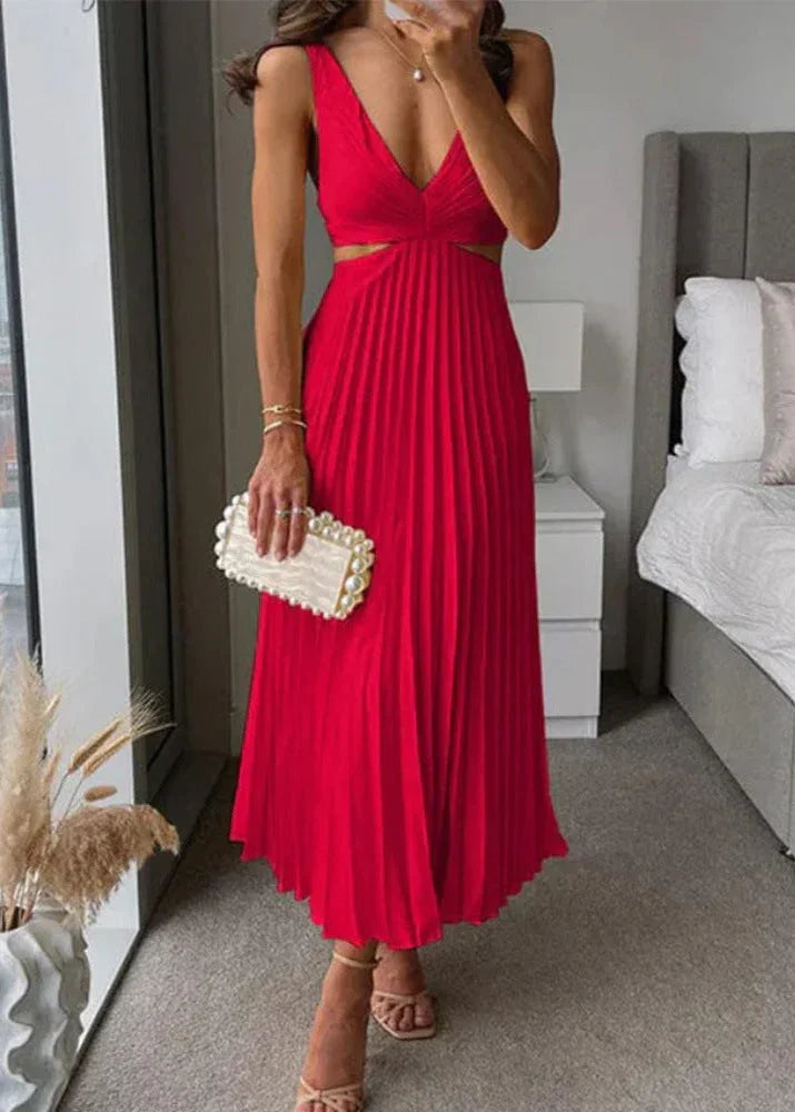 Robe longue plissée rouge sans manches, femme élégante tenant une pochette perlée