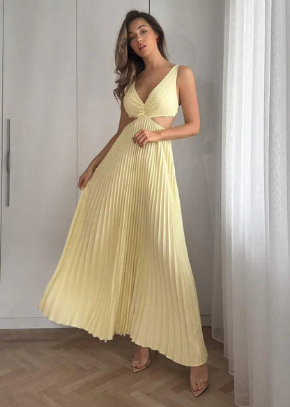Femme portant une robe longue plissée jaune pâle, décolleté en V, look élégant et lumineux