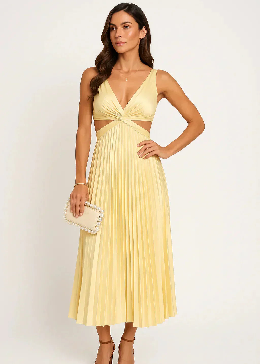 Femme portant une robe jaune plissée sans manches, décolleté en V, pochette perles