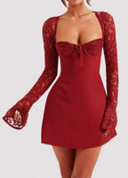 Robe courte rouge avec manches longues en dentelle et bustier ajusté, mode femme élégante