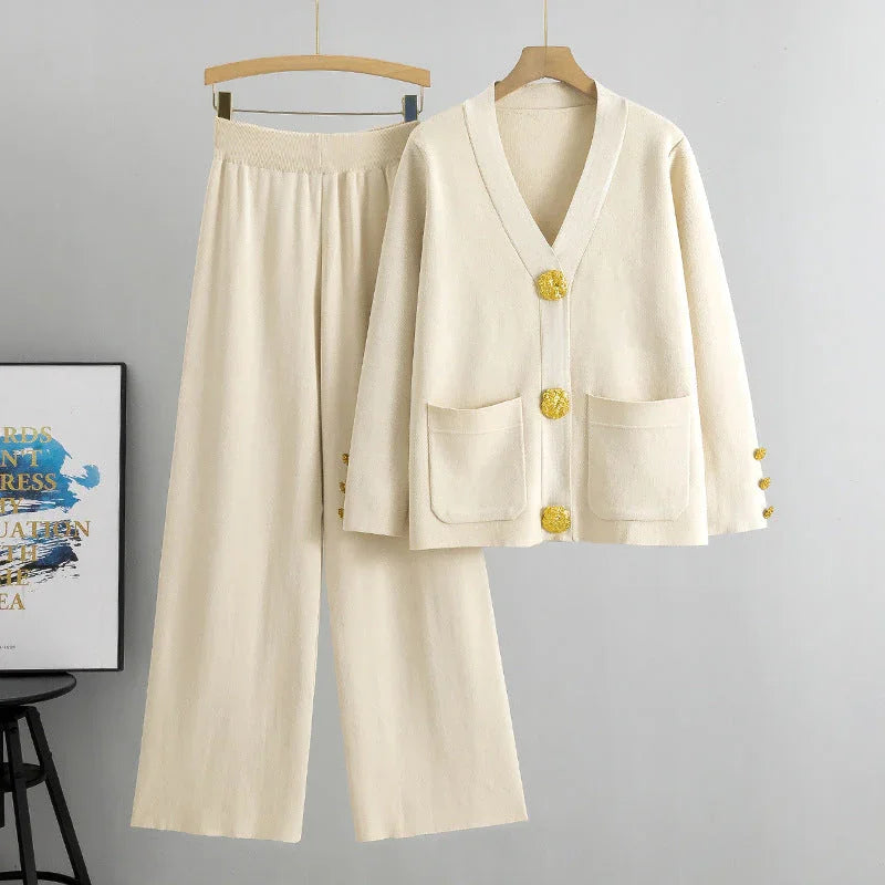 Ensemble femme beige, pantalon large et veste à gros boutons dorés, style élégant.