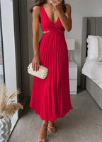 Robe longue plissée rouge sans manches, femme élégante tenant une pochette perlée