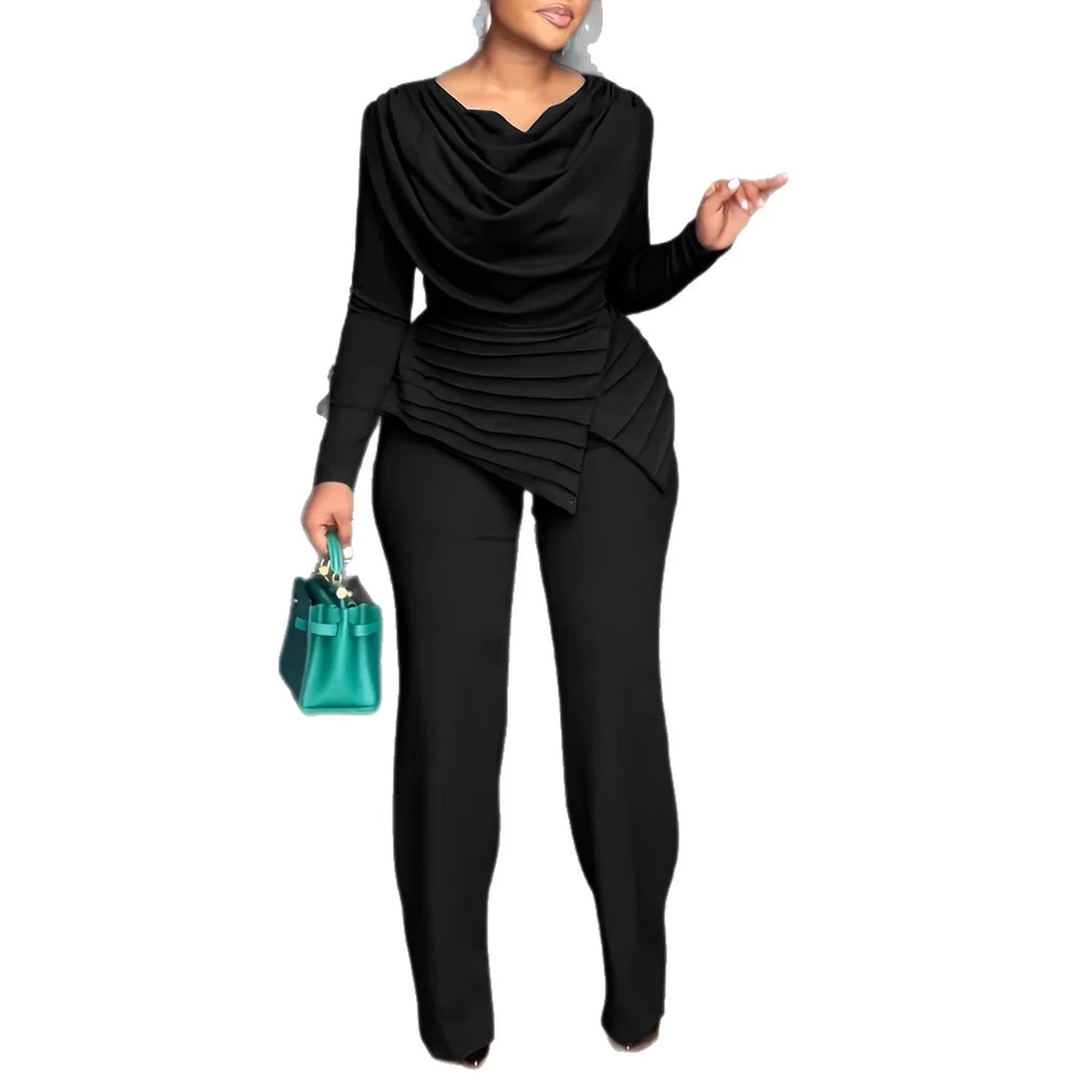 Femme en combinaison noire élégante à manches longues et sac à main vert, fond blanc
