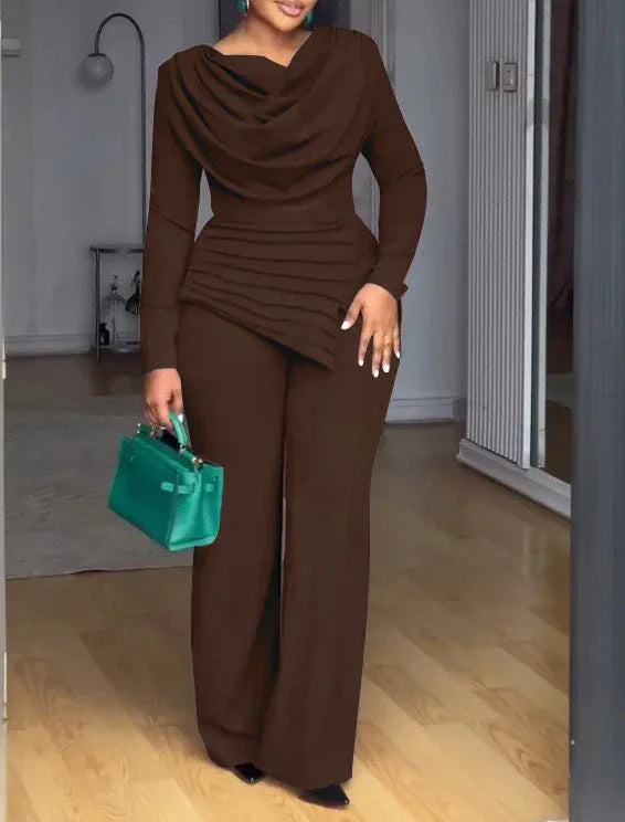Femme portant une combinaison marron élégante avec sac à main vert, intérieur moderne