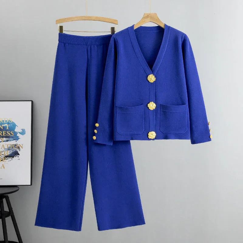 Ensemble femme bleu royal, pantalon large et veste boutonnée dorée, style élégant.