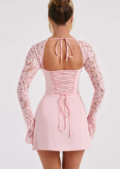 Robe courte rose femme, dos lacé, manches longues dentelle, style élégant.