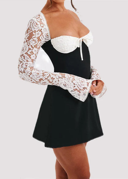 Robe courte noire avec manches longues en dentelle blanche et haut bustier blanc, style élégant femme.