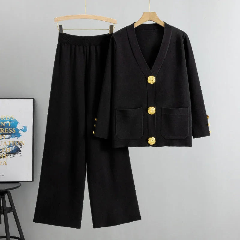 Ensemble femme noir, pantalon large et veste à boutons dorés décoratifs, style élégant