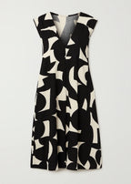Robe évasée sans manches à motifs graphiques noir et blanc, col en V, style moderne.
