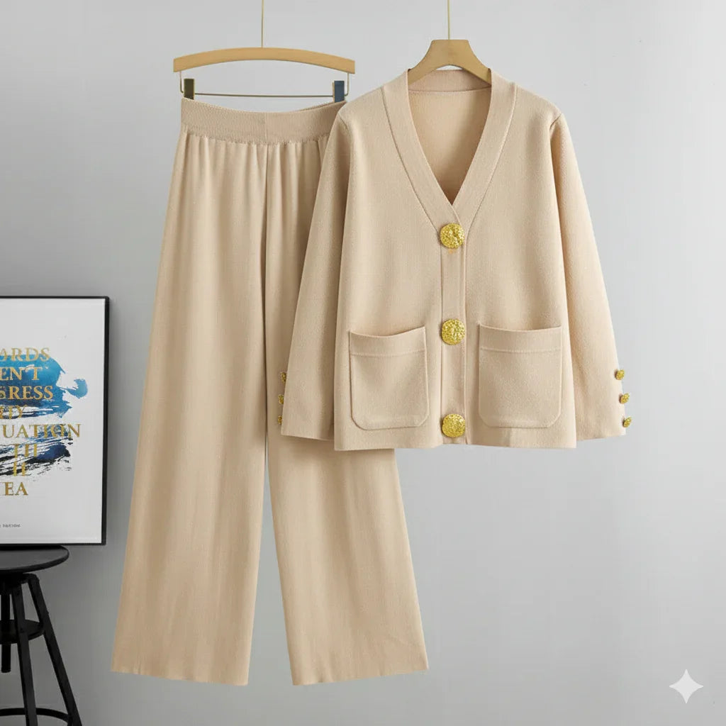Ensemble femme beige, veste à gros boutons dorés et pantalon large, style élégant.