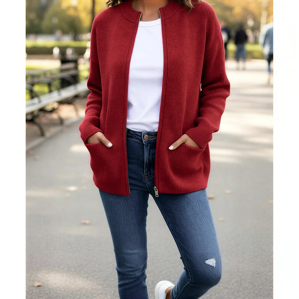 Femme portant un cardigan rouge, t-shirt blanc et jean bleu dans un parc