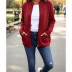 Femme portant un cardigan rouge, t-shirt blanc et jean bleu dans un parc