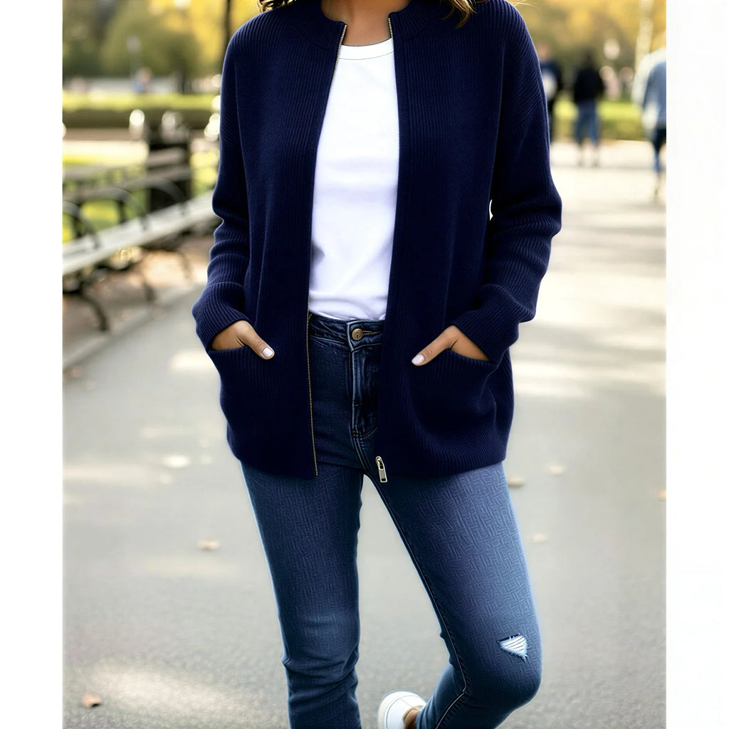 Femme portant un cardigan bleu marine, t-shirt blanc et jean, look décontracté en extérieur