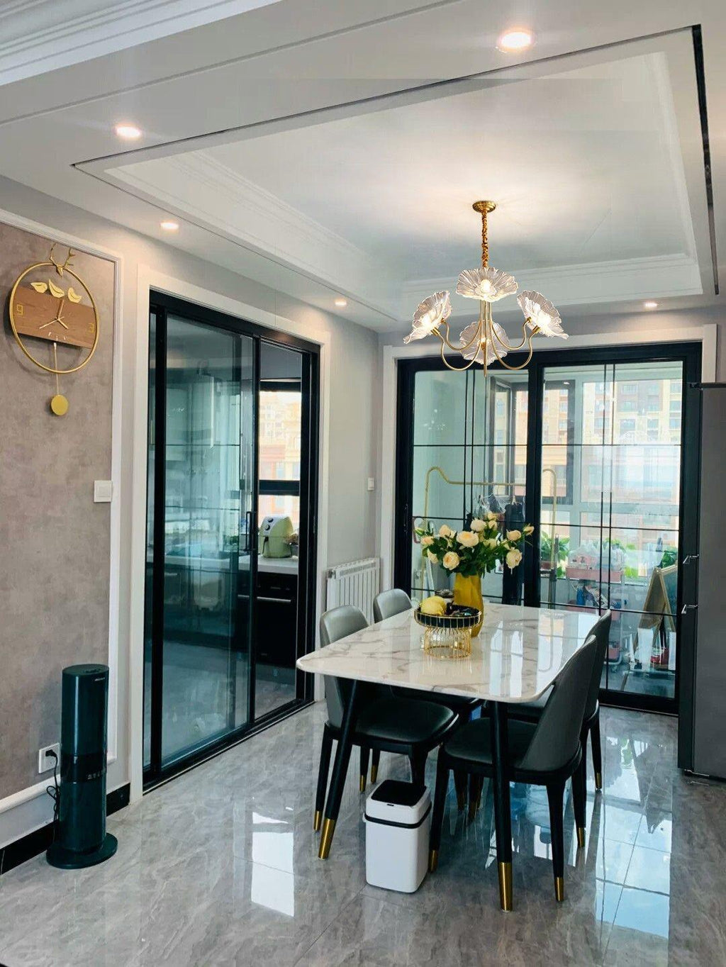 Chandelier, Frosted Leaf Glass Shades, Gold Frame, E27