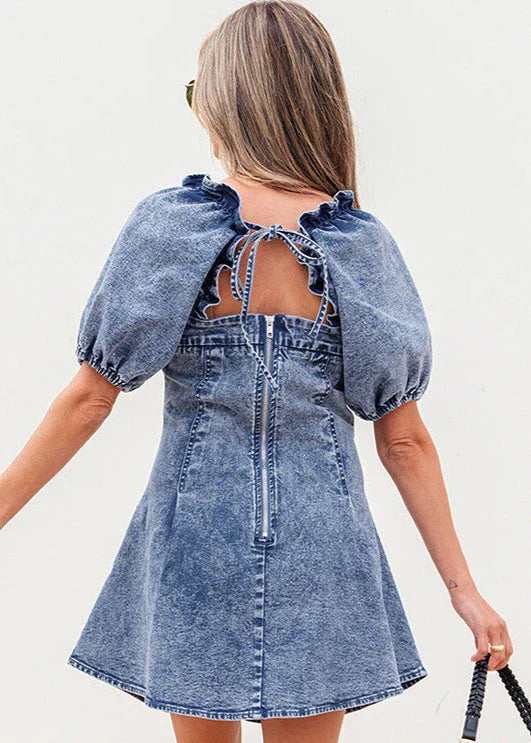 Robe courte en jean bleu avec manches bouffantes et dos ouvert à nouer, mode femme