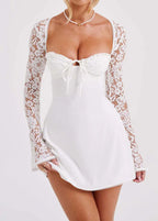 Robe blanche courte à manches longues en dentelle, décolleté cœur, style élégant femme.