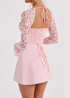 Robe courte rose à manches longues en dentelle, dos lacé, style élégant femme