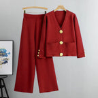 Ensemble femme pantalon et veste rouge, boutons dorés, style élégant sur cintres.