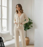 Femme portant un ensemble loungewear beige élégant dans un salon lumineux