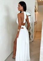 Robe longue blanche dos nu, fendue, élégante, portée en intérieur, style soirée femme